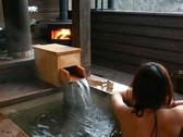 眺めのいいプライベートな露天風呂で暖炉の灯りを楽しむのもウィンケル流