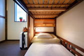 各ベッドには2口のコンセント、照明、カーテン、ハンガーがついています