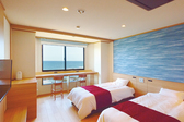シンプルな洋室でのんびり海を眺められるお部屋