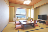 シンプルな和室と眺望のコントラストのお部屋