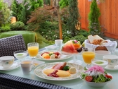 ご朝食は、和洋お選びいただけるルームサービスや隣接の鴨川館のビュッフェをどうぞ。