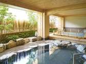 ■白妙の湯■　露天風呂から望む飛騨川の美しい眺めは、四季それぞれにいで湯情緒をもりあげてくれます。