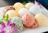 約10種類のアイスクリーム食べ放題です
