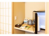 冷蔵庫と水、お茶バッグは全部屋ご用意しております。
