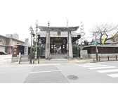 ホテルから徒歩約5分の位置にある「櫛田神社」です。