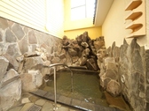 【大浴場：岩風呂】「美人の湯」と呼ばれる炭酸水素塩泉の柔らかな泉質