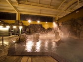 【大浴場：岩風呂】「美人の湯」と呼ばれる炭酸水素塩泉の柔らかな泉質