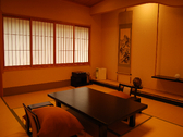 客室一例です。純和風で落ち着いた雰囲気の客室。