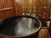 客室専用露天風呂の一例です。自然を眺めながらの入浴が可能。