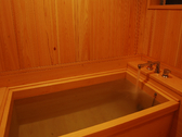 貴賓室「いわと」の総檜風呂。柔らかな檜の香りに包まれて、くつろぎのひとときを。