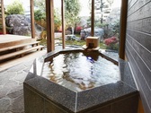 プライベートな空間と贅沢な庭を楽しみながら露天風呂（熊野）に浸かって日頃の疲れをおとりください。