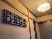 こうばい玄関では大島紬のオブジェや和紙の柔らかい灯りがお出迎えいたします。